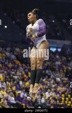 Baton Rouge, LA, USA. Februar 2024. Amari Drayton der LSU tritt im Tresor während der NCAA Gymnastik-Aktion zwischen den Arkansas Razorbacks und den LSU Tigers im Pete Maravich Assembly Center in Baton Rouge, LA, an. Jonathan Mailhes/CSM/Alamy Live News Stockfoto