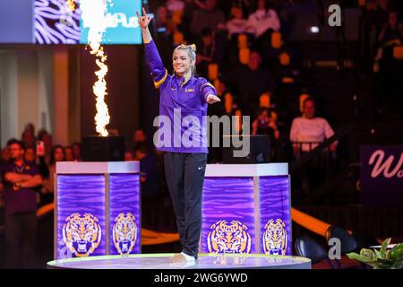 Baton Rouge, LA, USA. Februar 2024. Olivia Dunne wird der Menge vorgestellt, bevor die NCAA Gymnastik-Action zwischen den Arkansas Razorbacks und den LSU Tigers im Pete Maravich Assembly Center in Baton Rouge, LA, stattfindet. Jonathan Mailhes/CSM (Credit Image: © Jonathan Mailhes/Cal Sport Media). Quelle: csm/Alamy Live News Stockfoto