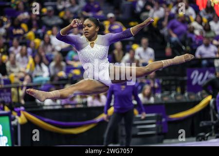 Baton Rouge, LA, USA. Februar 2024. Kiya Johnson tritt auf dem Boden während der NCAA Gymnastik-Aktion zwischen den Arkansas Razorbacks und den LSU Tigers im Pete Maravich Assembly Center in Baton Rouge, LA, an. Jonathan Mailhes/CSM/Alamy Live News Stockfoto