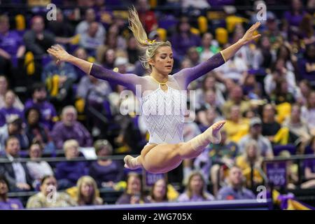 Baton Rouge, LA, USA. Februar 2024. Olivia Dunne tritt auf dem Boden während der NCAA Gymnastik-Aktion zwischen den Arkansas Razorbacks und den LSU Tigers im Pete Maravich Assembly Center in Baton Rouge, LA, an. Jonathan Mailhes/CSM/Alamy Live News Stockfoto