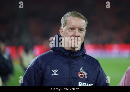 03.02.2024, Rheinenergie Stadion, Köln, GER, 1.FBL. 1. FC Köln vs. Eintracht Frankfurt, im Bild: Timo Schultz Trainer, Headcoach (1.FC Köln), im Interview Foto © nordphoto GmbH/Meuter DFL Vorschriften verbieten die Verwendung von Fotografien als Bildsequenzen und/oder Quasi-Video. Stockfoto