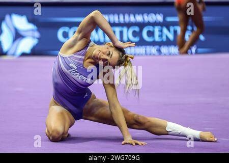 Baton Rouge, LA, USA. Februar 2024. Olivia Dunne der LSU ist vor der NCAA Gymnastik-Aktion zwischen den Arkansas Razorbacks und den LSU Tigers im Pete Maravich Assembly Center in Baton Rouge, LA, aufgewärmt. Jonathan Mailhes/CSM/Alamy Live News Stockfoto