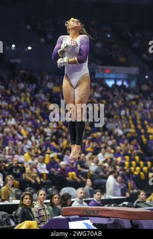 Baton Rouge, LA, USA. Februar 2024. KJ Johnson, KJ Johnson der LSU, tritt im Tresor während der NCAA Gymnastik-Aktion zwischen den Arkansas Razorbacks und den LSU Tigers im Pete Maravich Assembly Center in Baton Rouge, LA, an. Jonathan Mailhes/CSM/Alamy Live News Stockfoto