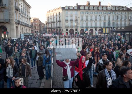 Torino, Italien. Februar 2024. Foto Matteo SECCI/LaPresse 3 febbraio 2024 Turin, Italien - Cronaca - Corteo Regional per la Palestina Cessate il fuoco subito. Halt alle armi a Israele. Nell'immagine: un momento della manifestazione. 3. februar 2024 Turin, Italien - regionalmarsch für Palästina "Waffenruhe jetzt. Stoppt die Waffen für Israel“. Im Bild: Ein Moment der Demonstration. Quelle: LaPresse/Alamy Live News Stockfoto