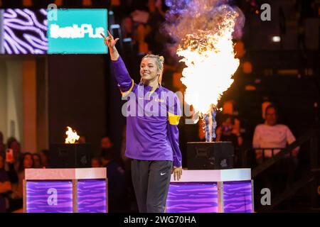 Baton Rouge, LA, USA. Februar 2024. Olivia Dunne wird der Menge vorgestellt, bevor die NCAA Gymnastik-Action zwischen den Arkansas Razorbacks und den LSU Tigers im Pete Maravich Assembly Center in Baton Rouge, LA, stattfindet. Jonathan Mailhes/CSM/Alamy Live News Stockfoto