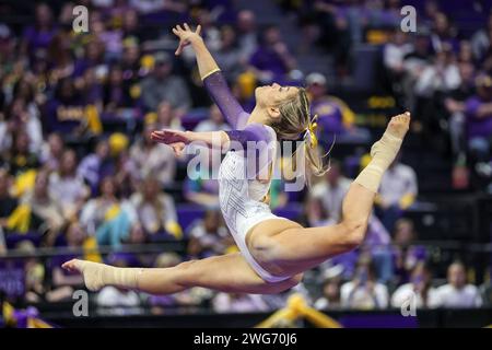 Baton Rouge, LA, USA. Februar 2024. Olivia Dunne tritt auf dem Boden während der NCAA Gymnastik-Aktion zwischen den Arkansas Razorbacks und den LSU Tigers im Pete Maravich Assembly Center in Baton Rouge, LA, an. Jonathan Mailhes/CSM/Alamy Live News Stockfoto