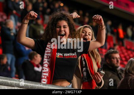 Enschede, Niederlande. Februar 2024. ENSCHEDE, NIEDERLANDE - 3. FEBRUAR: Fans und Fans des FC Twente während des niederländischen Eredivisie-Spiels zwischen dem FC Twente und dem RKC Waalwijk in de Grolsch Veste am 3. Februar 2024 in Enschede, Niederlande. (Foto von Hans van der Valk/Orange Pictures) Credit: Orange Pics BV/Alamy Live News Stockfoto