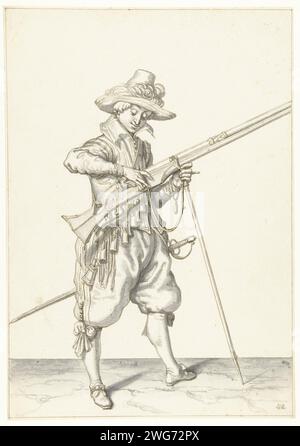 Soldat auf der Wache, der dem Docht auf dem Hahn seiner Muskete die richtige Stelle und Form gibt, Jacques de Gheyn (II), 1596–1606 Zeichnung Design für einen Druck. Papier. Umgang mit Tintenstift und Pinsel mit Waffen  militärische Ausbildung Stockfoto