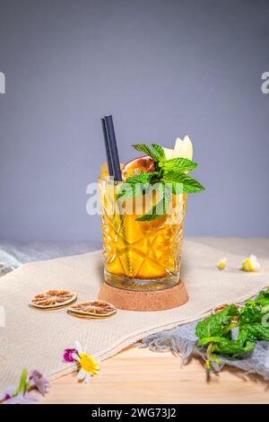 Ein Glas brasilianischer Passionsfrucht-Cocktail mit frischer Minze. Stockfoto