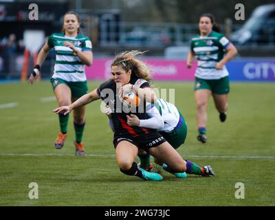 London, Großbritannien. Februar 2024. London, England, 3. Februar 2024: Sydney Gregson (13 Sarazenen) wird während des Allianz Premiership Womens Rugby-Spiels zwischen Saracens und Ealing Trialfinders im StoneX Stadium in London, England, bekämpft. (Jay Patel/SPP) Credit: SPP Sport Press Photo. /Alamy Live News Stockfoto