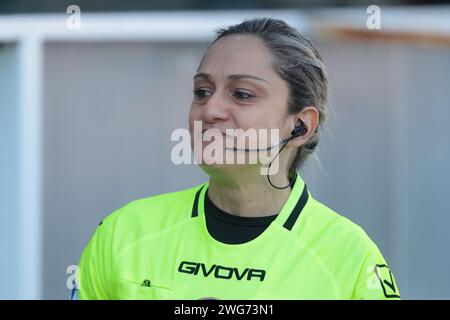 Turin, Italien. Februar 2024. Die Schiedsrichterin Maria Marotta reagiert vor dem Auftakt im Spiel der Serie C im Stadio Giuseppe Moccagatta – Alessandria, Turin. Der Bildnachweis sollte lauten: Jonathan Moscrop/Sportimage Credit: Sportimage Ltd/Alamy Live News Stockfoto