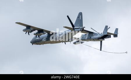 USAF - Lockheed Martin MC-130J Commando II und Boeing CV-22B Osprey demonstrieren eine Luftbetankung bei der Royal International Air Tattoo 2023. Stockfoto