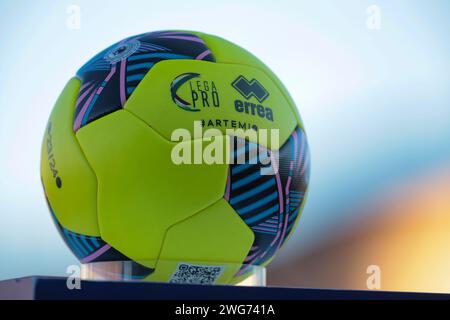 Turin, Italien. Februar 2024. Der Errea Artemi Offizielle Lego Pro Serie C Matchball vor dem Spiel der Serie C im Stadio Giuseppe Moccagatta - Alessandria, Turin. Der Bildnachweis sollte lauten: Jonathan Moscrop/Sportimage Credit: Sportimage Ltd/Alamy Live News Stockfoto