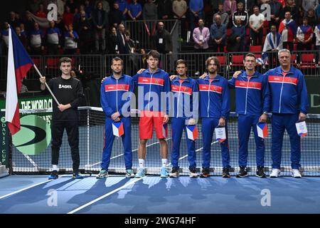 Vendryne, Tschechische Republik. Februar 2024. Tschechische (Foto) und israelische Teams stehen vor dem Qualifikationsspiel Tschechische Republik gegen Israel im tschechischen Vendryne (Tschechische Republik) am 3. Februar 2024 an. Tschechische Mannschaft von rechts: Nicht spielender Kapitän Jaroslav Navratil, Spieler Jiri Lehecka, Tomas Machac, Vit Kopriva, Jakub Mensik und Adam Pavlasek. Quelle: Jaroslav Ozana/CTK Photo/Alamy Live News Stockfoto