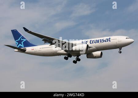 Canadian Air Transat Airbus A330-200 mit Registrierung C-GPTS im Finale für Amsterdam Airport Schiphol Stockfoto