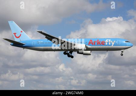 Holländische Arkefly Boeing 767-300 mit Registrierung PH-AHQ im Finale für Amsterdam Airport Schiphol Stockfoto