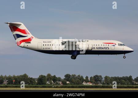 British Airways BAE Avro RJ-100 mit Registrierung G-CFAA im kurzen Finale für Amsterdam Airport Schiphol Stockfoto