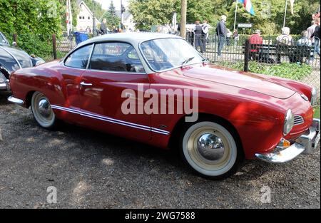 Loenen, Niederlande 8. September 2019 - Ein roter Volkswagen Karmann Ghia Typ 14 mit Whitewall-Reifen wird geparkt Stockfoto