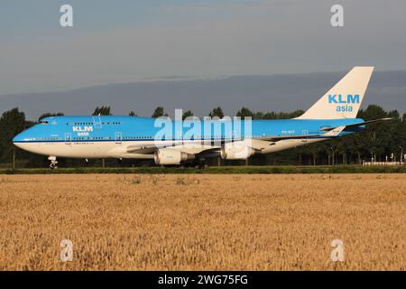 KLM asia Boeing 747-400 mit der Registrierung PH-BFF rollend auf dem Rollweg V des Amsterdamer Flughafens Schiphol Stockfoto