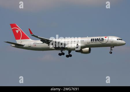 Northwest Airlines Boeing 757-200 mit der Registrierung N536US im Finale für den Flughafen Amsterdam Schiphol Stockfoto