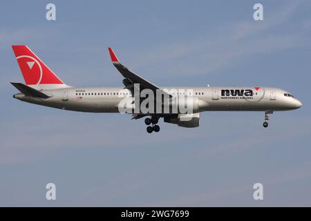 Northwest Airlines Boeing 757-200 mit der Registrierung N535US im Finale für den Flughafen Amsterdam Schiphol Stockfoto