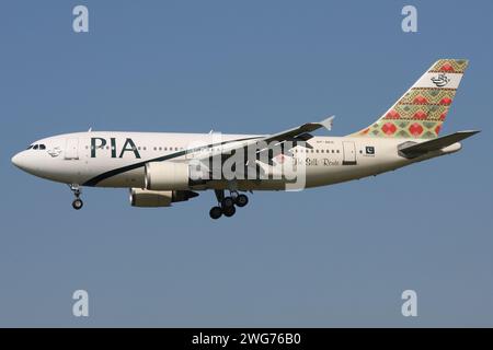 PIA Pakistan International Airlines Airbus A310-300 mit Anmeldung AP-BEG im Finale für Amsterdam Airport Schiphol Stockfoto