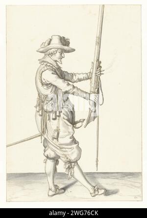 Soldat, der seine Muskete mit beiden Händen aufrecht hält, Jacques de Gheyn (II), 1596–1606 Zeichnung Design für einen Druck. Papier. Umgang mit Tintenstift und Pinsel mit Waffen  militärische Ausbildung Stockfoto