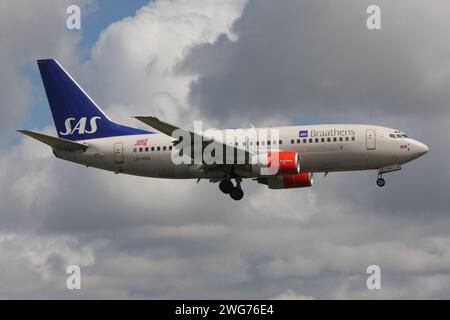 SAS Braathens Boeing 737-700 mit Registrierung LN-RNN im Finale für Amsterdam Airport Schiphol Stockfoto