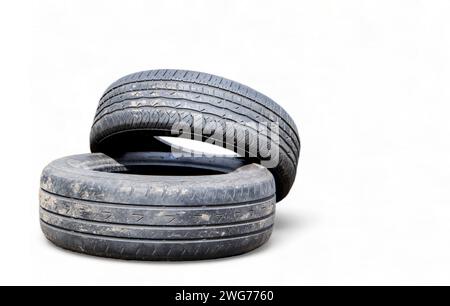 Isoliert auf weißem Hintergrund zwei schwarze alte Autoreifen mit Kopierraum. Wiederverwendung verschlissener Gummireifen. Entsorgung gebrauchter Reifen. Produktion von Secondar Stockfoto