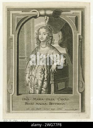 Porträt von Maria Henrietta Stuart, Pieter de Jode (II), nach 1631–1670 Druck Porträt von Maria Henrietta Stuart, als junges Mädchen, mit Krone auf dem Kopf. Mit ihrem linken Arm liegt sie auf einem Stuhl. Das Porträt ist in einem bogenförmigen Rahmen mit quadratischem Rand und einer dreiseitigen Beschriftung in lateinischer Sprache enthalten. Unbekannte Papierätzung/Gravur Stockfoto