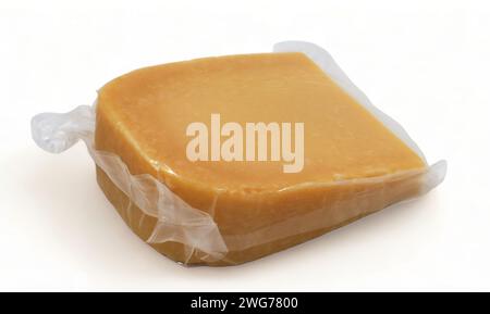 Ein Parmesan-Käsedreieck in einer transparenten Plastikfolie mit weichen Schatten liegt auf weißem Hintergrund. Vakuum-Plastikbeutel mit Käse. Modell, Paket Stockfoto