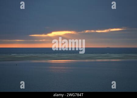 Wunderschöner Sonnenuntergang über dem Strand von Borkum mit Wolken im Herbst Stockfoto