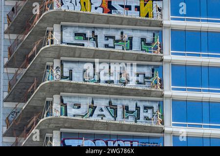 2. Februar 2024: Mehrere Nächte lang, beginnend am 30. Januar 2024, überschwemmten etwa ein Dutzend Tagger die 1 Milliarde Dollar schwere Oceanwide Plaza in der Innenstadt von Los Angeles und bedeckten die drei Türme mit Graffiti. Die Polizei zitierte zahlreiche Personen und verhaftete zwei. Der Bau des Komplexes für gemischte Nutzung an der Ecke S. Figueroa Street und W. 11th Street blieb 2019 stehen, als die Finanzierung ausging. Stockfoto