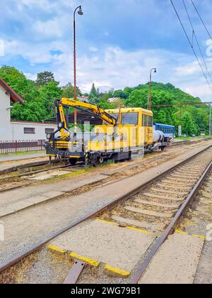 Bagger gelb auf dem Eisenbahngleis der Tschechischen Republik. Zadni Treban. Stockfoto