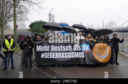 Anti-AFD-Demonstration in Krefeld bei einer Demonstration gegen die AfD in Krefeld fanden sich bei Regenwetter ca. 10,000 Menschen ein. Die unterschiedlichsten Gruppen protestierten gemeinsam gegen die AfD. Von Mitgliedern der Union, von Türkischen und Islamischen Vereinen über Parteien wie CDU, SPD, FDP, die linke und der katholische Arbeitnehmer Bewegung bis hin zu den Evangelischen Kirchenkreisen. Außerdem nahmen große Teile der Zivilbevölkerung Teil. Krefeld Deutschland Nordrhein-Westfalen / NRW *** Anti-AFD-Demonstration in Krefeld rund 10.000 Menschen nahmen an einer Demonstration gegen die Amosen Teil Stockfoto