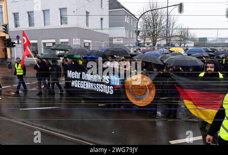 Anti-AFD-Demonstration in Krefeld bei einer Demonstration gegen die AfD in Krefeld fanden sich bei Regenwetter ca. 10,000 Menschen ein. Die unterschiedlichsten Gruppen protestierten gemeinsam gegen die AfD. Von Mitgliedern der Union, von Türkischen und Islamischen Vereinen über Parteien wie CDU, SPD, FDP, die linke und der katholische Arbeitnehmer Bewegung bis hin zu den Evangelischen Kirchenkreisen. Außerdem nahmen große Teile der Zivilbevölkerung Teil. Krefeld Deutschland Nordrhein-Westfalen / NRW *** Anti-AFD-Demonstration in Krefeld rund 10.000 Menschen nahmen an einer Demonstration gegen die Amosen Teil Stockfoto