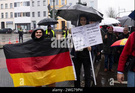 Anti-AFD-Demonstration in Krefeld bei einer Demonstration gegen die AfD in Krefeld fanden sich bei Regenwetter ca. 10,000 Menschen ein. Die unterschiedlichsten Gruppen protestierten gemeinsam gegen die AfD. Von Mitgliedern der Union, von Türkischen und Islamischen Vereinen über Parteien wie CDU, SPD, FDP, die linke und der katholische Arbeitnehmer Bewegung bis hin zu den Evangelischen Kirchenkreisen. Außerdem nahmen große Teile der Zivilbevölkerung Teil. Krefeld Deutschland Nordrhein-Westfalen / NRW *** Anti-AFD-Demonstration in Krefeld rund 10.000 Menschen nahmen an einer Demonstration gegen die Amosen Teil Stockfoto