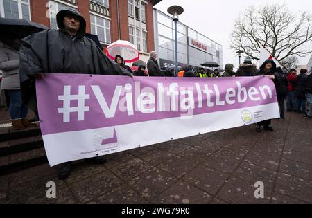 Anti-AFD-Demonstration in Krefeld bei einer Demonstration gegen die AfD in Krefeld fanden sich bei Regenwetter ca. 10,000 Menschen ein. Die unterschiedlichsten Gruppen protestierten gemeinsam gegen die AfD. Von Mitgliedern der Union, von Türkischen und Islamischen Vereinen über Parteien wie CDU, SPD, FDP, die linke und der katholische Arbeitnehmer Bewegung bis hin zu den Evangelischen Kirchenkreisen. Außerdem nahmen große Teile der Zivilbevölkerung Teil. Krefeld Deutschland Nordrhein-Westfalen / NRW *** Anti-AFD-Demonstration in Krefeld rund 10.000 Menschen nahmen an einer Demonstration gegen die Amosen Teil Stockfoto