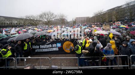 Anti-AFD-Demonstration in Krefeld bei einer Demonstration gegen die AfD in Krefeld fanden sich bei Regenwetter ca. 10,000 Menschen ein. Die unterschiedlichsten Gruppen protestierten gemeinsam gegen die AfD. Von Mitgliedern der Union, von Türkischen und Islamischen Vereinen über Parteien wie CDU, SPD, FDP, die linke und der katholische Arbeitnehmer Bewegung bis hin zu den Evangelischen Kirchenkreisen. Außerdem nahmen große Teile der Zivilbevölkerung Teil. Krefeld Deutschland Nordrhein-Westfalen / NRW *** Anti-AFD-Demonstration in Krefeld rund 10.000 Menschen nahmen an einer Demonstration gegen die Amosen Teil Stockfoto