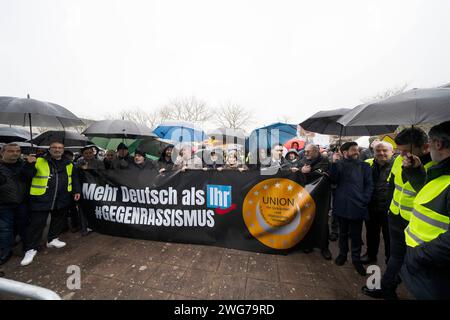 Anti-AFD-Demonstration in Krefeld bei einer Demonstration gegen die AfD in Krefeld fanden sich bei Regenwetter ca. 10,000 Menschen ein. Die unterschiedlichsten Gruppen protestierten gemeinsam gegen die AfD. Von Mitgliedern der Union, von Türkischen und Islamischen Vereinen über Parteien wie CDU, SPD, FDP, die linke und der katholische Arbeitnehmer Bewegung bis hin zu den Evangelischen Kirchenkreisen. Außerdem nahmen große Teile der Zivilbevölkerung Teil. Krefeld Deutschland Nordrhein-Westfalen / NRW *** Anti-AFD-Demonstration in Krefeld rund 10.000 Menschen nahmen an einer Demonstration gegen die Amosen Teil Stockfoto