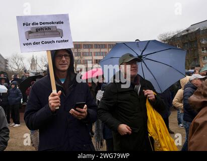 Anti-AFD-Demonstration in Krefeld bei einer Demonstration gegen die AfD in Krefeld fanden sich bei Regenwetter ca. 10,000 Menschen ein. Die unterschiedlichsten Gruppen protestierten gemeinsam gegen die AfD. Von Mitgliedern der Union, von Türkischen und Islamischen Vereinen über Parteien wie CDU, SPD, FDP, die linke und der katholische Arbeitnehmer Bewegung bis hin zu den Evangelischen Kirchenkreisen. Außerdem nahmen große Teile der Zivilbevölkerung Teil. Krefeld Deutschland Nordrhein-Westfalen / NRW *** Anti-AFD-Demonstration in Krefeld rund 10.000 Menschen nahmen an einer Demonstration gegen die Amosen Teil Stockfoto