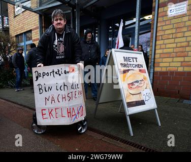 Anti-AFD-Demonstration in Krefeld bei einer Demonstration gegen die AfD in Krefeld fanden sich bei Regenwetter ca. 10,000 Menschen ein. Die unterschiedlichsten Gruppen protestierten gemeinsam gegen die AfD. Von Mitgliedern der Union, von Türkischen und Islamischen Vereinen über Parteien wie CDU, SPD, FDP, die linke und der katholische Arbeitnehmer Bewegung bis hin zu den Evangelischen Kirchenkreisen. Außerdem nahmen große Teile der Zivilbevölkerung Teil. Krefeld Deutschland Nordrhein-Westfalen / NRW *** Anti-AFD-Demonstration in Krefeld rund 10.000 Menschen nahmen an einer Demonstration gegen die Amosen Teil Stockfoto