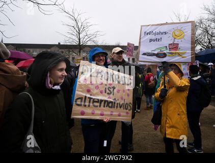 Anti-AFD-Demonstration in Krefeld bei einer Demonstration gegen die AfD in Krefeld fanden sich bei Regenwetter ca. 10,000 Menschen ein. Die unterschiedlichsten Gruppen protestierten gemeinsam gegen die AfD. Von Mitgliedern der Union, von Türkischen und Islamischen Vereinen über Parteien wie CDU, SPD, FDP, die linke und der katholische Arbeitnehmer Bewegung bis hin zu den Evangelischen Kirchenkreisen. Außerdem nahmen große Teile der Zivilbevölkerung Teil. Krefeld Deutschland Nordrhein-Westfalen / NRW *** Anti-AFD-Demonstration in Krefeld rund 10.000 Menschen nahmen an einer Demonstration gegen die Amosen Teil Stockfoto