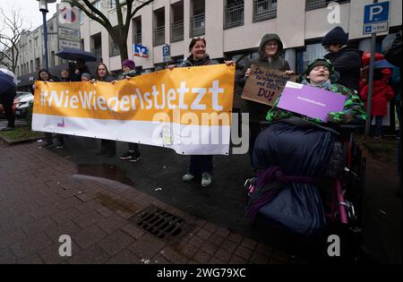 Anti-AFD-Demonstration in Krefeld bei einer Demonstration gegen die AfD in Krefeld fanden sich bei Regenwetter ca. 10,000 Menschen ein. Die unterschiedlichsten Gruppen protestierten gemeinsam gegen die AfD. Von Mitgliedern der Union, von Türkischen und Islamischen Vereinen über Parteien wie CDU, SPD, FDP, die linke und der katholische Arbeitnehmer Bewegung bis hin zu den Evangelischen Kirchenkreisen. Außerdem nahmen große Teile der Zivilbevölkerung Teil. Krefeld Deutschland Nordrhein-Westfalen / NRW *** Anti-AFD-Demonstration in Krefeld rund 10.000 Menschen nahmen an einer Demonstration gegen die Amosen Teil Stockfoto