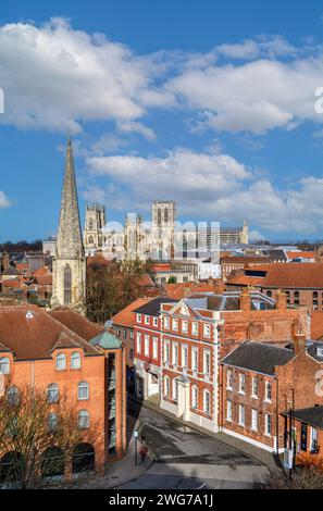 Blick auf York Minster von der Spitze des Clifford's Tower (ein Teil des alten York Castle), York, England Stockfoto