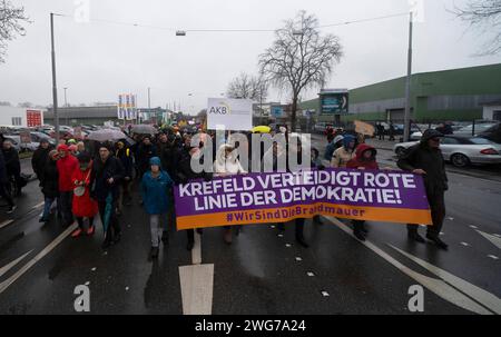 Anti-AFD-Demonstration in Krefeld bei einer Demonstration gegen die AfD in Krefeld fanden sich bei Regenwetter ca. 10,000 Menschen ein. Die unterschiedlichsten Gruppen protestierten gemeinsam gegen die AfD. Von Mitgliedern der Union, von Türkischen und Islamischen Vereinen über Parteien wie CDU, SPD, FDP, die linke und der katholische Arbeitnehmer Bewegung bis hin zu den Evangelischen Kirchenkreisen. Außerdem nahmen große Teile der Zivilbevölkerung Teil. Krefeld Deutschland Nordrhein-Westfalen / NRW *** Anti-AFD-Demonstration in Krefeld rund 10.000 Menschen nahmen an einer Demonstration gegen die Amosen Teil Stockfoto