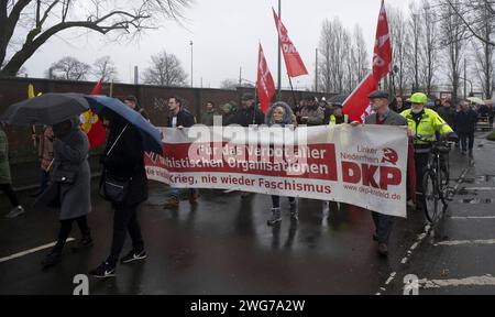 Anti-AFD-Demonstration in Krefeld bei einer Demonstration gegen die AfD in Krefeld fanden sich bei Regenwetter ca. 10,000 Menschen ein. Die unterschiedlichsten Gruppen protestierten gemeinsam gegen die AfD. Von Mitgliedern der Union, von Türkischen und Islamischen Vereinen über Parteien wie CDU, SPD, FDP, die linke und der katholische Arbeitnehmer Bewegung bis hin zu den Evangelischen Kirchenkreisen. Außerdem nahmen große Teile der Zivilbevölkerung Teil. Krefeld Deutschland Nordrhein-Westfalen / NRW *** Anti-AFD-Demonstration in Krefeld rund 10.000 Menschen nahmen an einer Demonstration gegen die Amosen Teil Stockfoto