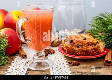Saft aus frisch gepressten Obst im Longdrinkglas. Gesunde Ernährung Stockfoto