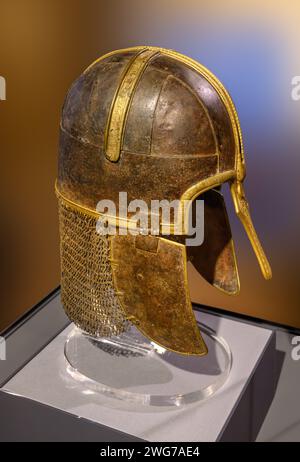 Der York Helmet, Yorkshire Museum, York, North Yorkshire, England. Dieser anglische Helm aus Eisen und Messing stammt aus der Zeit um 750-775 n. Chr Stockfoto