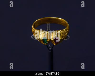 Der Fulford Ring, Yorkshire Museum, York, North Yorkshire, England. Dieser mittelalterliche Ring aus Gold, Rubin und Smaragd stammt aus dem Jahr 1400-1500 Stockfoto